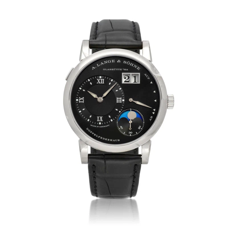 Lange 1 Moon phase (المرجع 192.029). ساعة يد من الذهب الأبيض بقطر 38.8mm، بحركة ميكانيكية ذات تعبئة يدوية، مع التاريخ وpower reserve indication وأطوار القمر. 2022