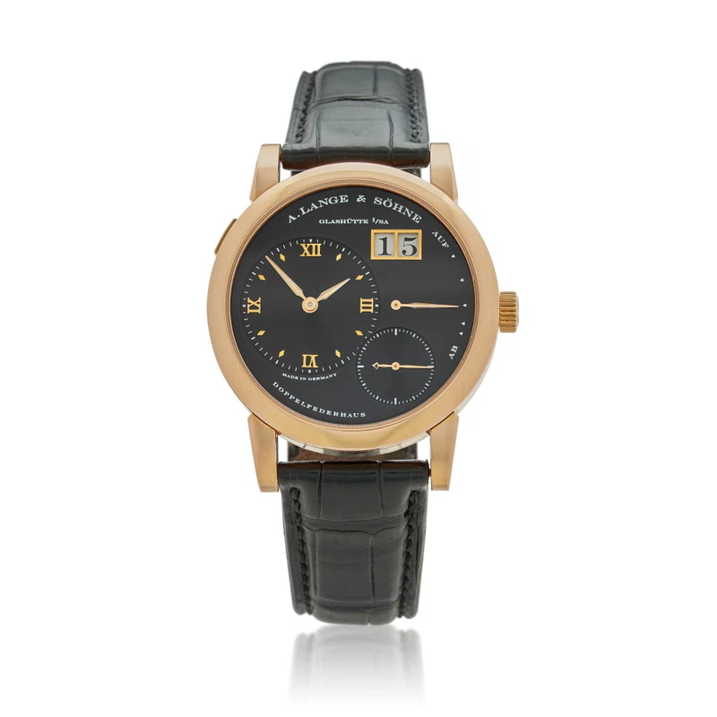 Lange 1 (المرجع 101.031). ساعة يد من الذهب الوردي بقطر 38.5mm، بحركة ميكانيكية ذات تعبئة يدوية، مع التاريخ واحتياطي الطاقة. 2004