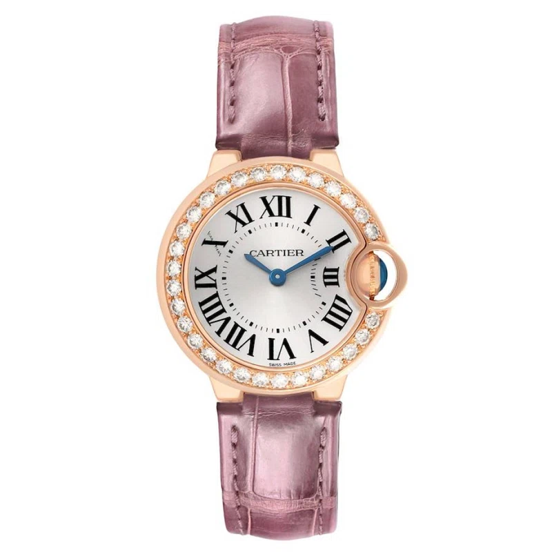 Ballon Bleu (المرجع WE900251). ساعة يد من الذهب الوردي بقطر 28mm، مرصّعة بالألماس، بحركة كوارتز.