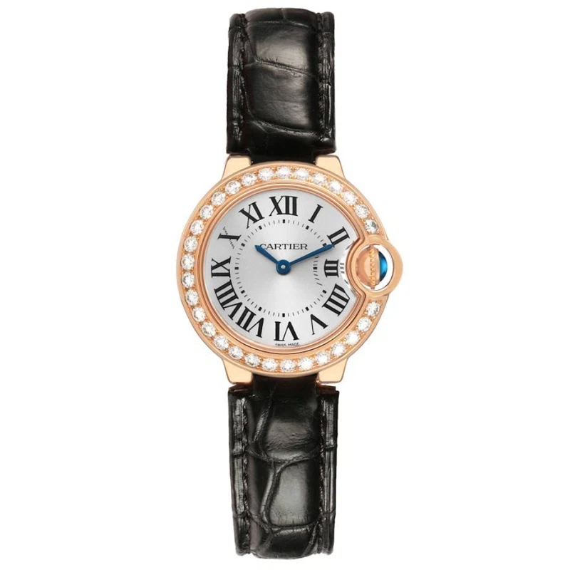Ballon Bleu (المرجع WE900251). ساعة يد من الذهب الوردي بقطر 28mm، مرصّعة بالألماس، بحركة كوارتز.