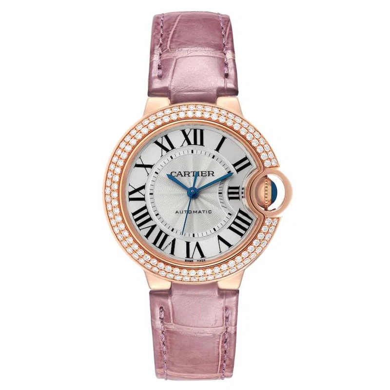 Ballon Bleu (المرجع WE902066). ساعة يد من الذهب الوردي بقطر 33mm، مرصّعة بالألماس، بحركة أوتوماتيكية.