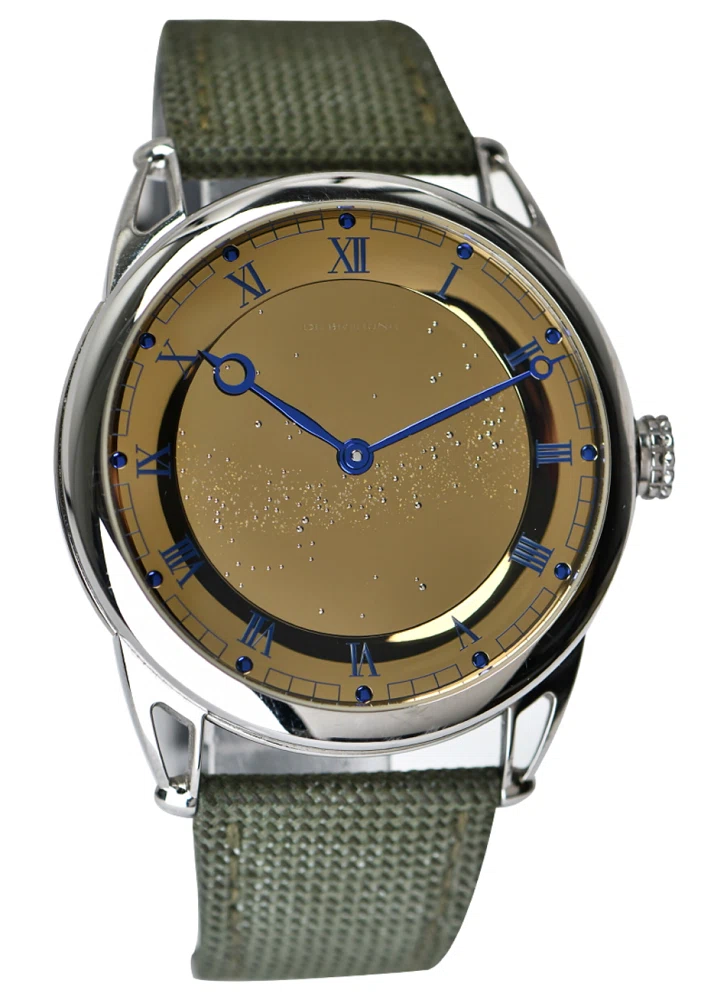 DB25 Starry Varius Cadran Jaun (المرجع DB25VTIS5). ساعة يد من التيتانيوم بقطر 42mm، بحركة ميكانيكية ذات تعبئة يدوية. 2022