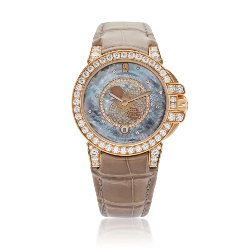 Ocean Date Moon Phase (المرجع OCEQMP36-2). ساعة يد من الذهب الوردي بقطر 36mm، مرصّعة بالألماس، بحركة كوارتز، مع التاريخ وأطوار القمر.