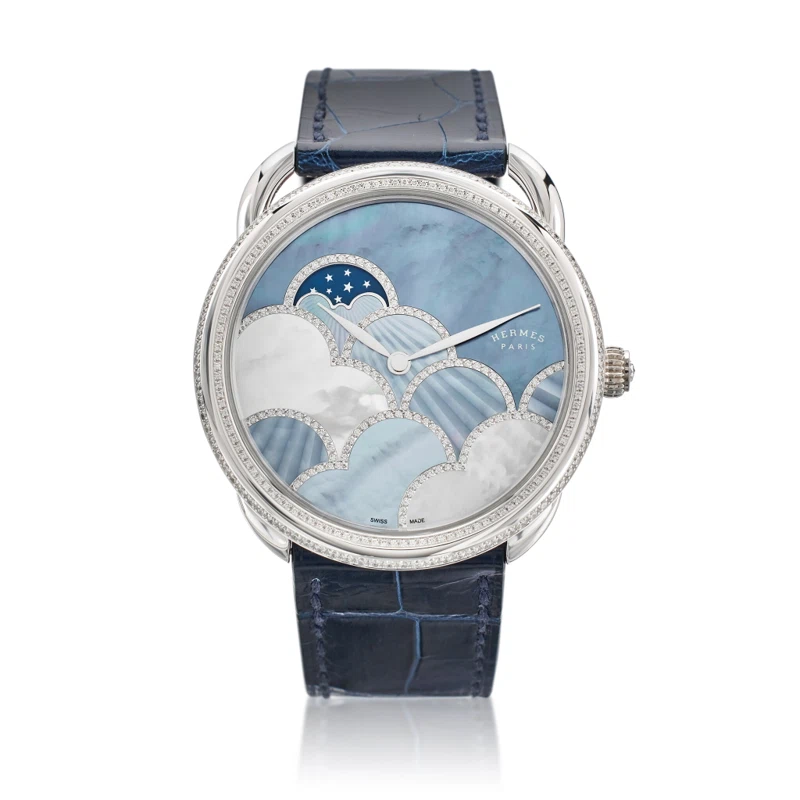 Arceau Petite Lune Dans Les Nuages (المرجع AR7.B92). ساعة يد من الذهب الأبيض بقطر 38mm، مرصّعة بالألماس، بحركة أوتوماتيكية، مع أطوار القمر.