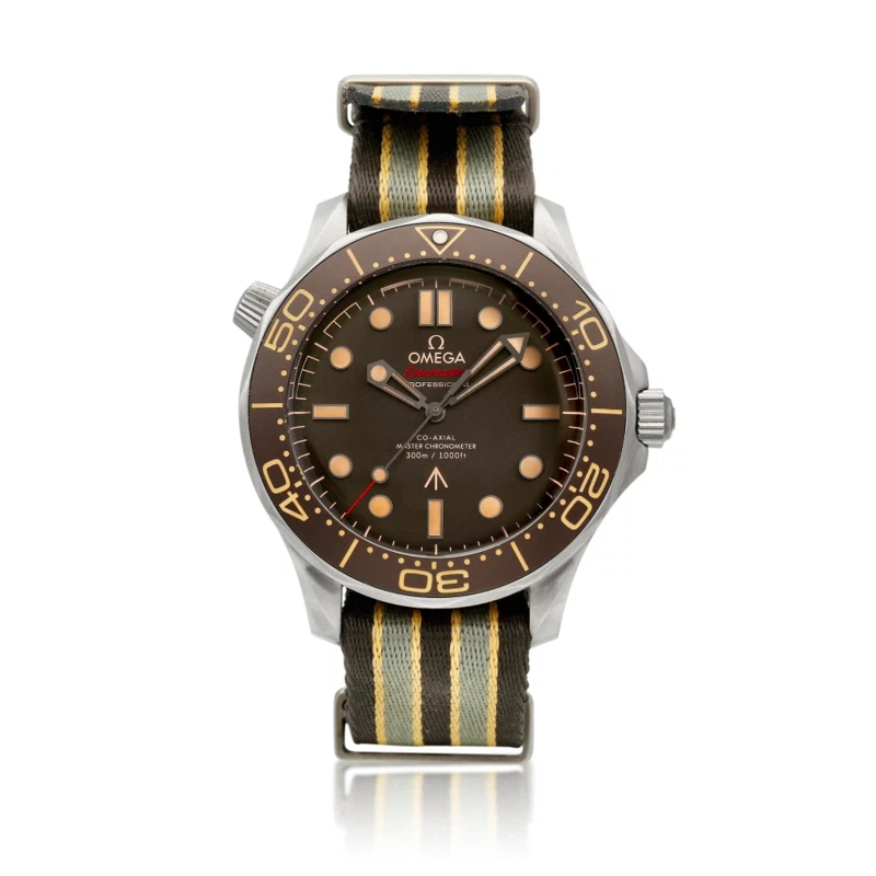 Seamaster Diver 300M 'James Bond No Time to Die' (المرجع 210.92.42.20.01.001). ساعة يد من التيتانيوم بقطر 42mm، بحركة أوتوماتيكية. 2021