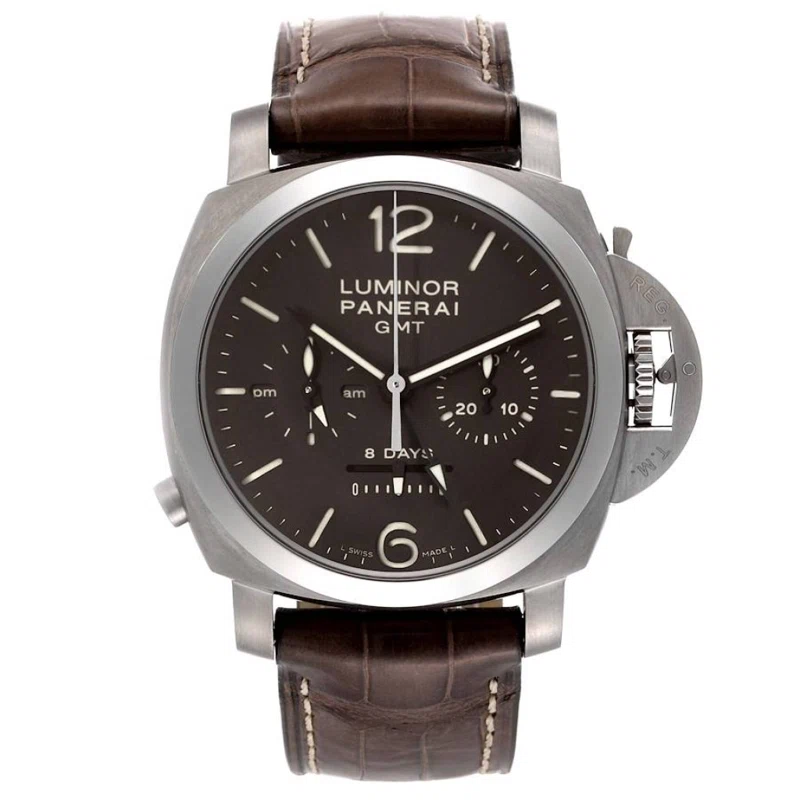 Luminor 8 Day Monopulsante Chrono (المرجع PAM00311). ساعة يد من titanium manual بقطر 44mm، مع كرونوغراف وday/night indicator وGMT واحتياطي الطاقة.
