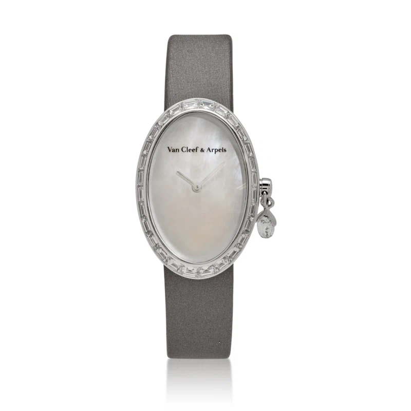 Timeless Baguette with Briolette Charm (المرجع WJWF0019). ساعة يد من الذهب الأبيض بقطر 34mm، مرصّعة بالألماس، بحركة كوارتز.